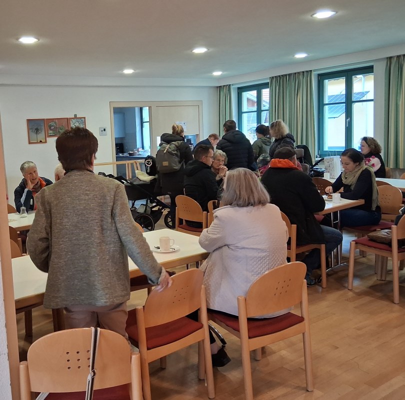 Reger Andrang am Kuchen-, Torten- und Brotzeiten-Buffett