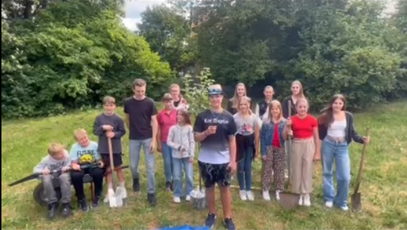 Taufkirchen, Baumpflanz-Challenge, Minis Taufkirchen