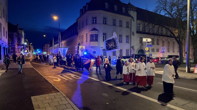 Lichterprozession kurz vor dem Pasinger Marienplatz