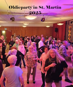 Tanzende Menschen im Pfarrsaal