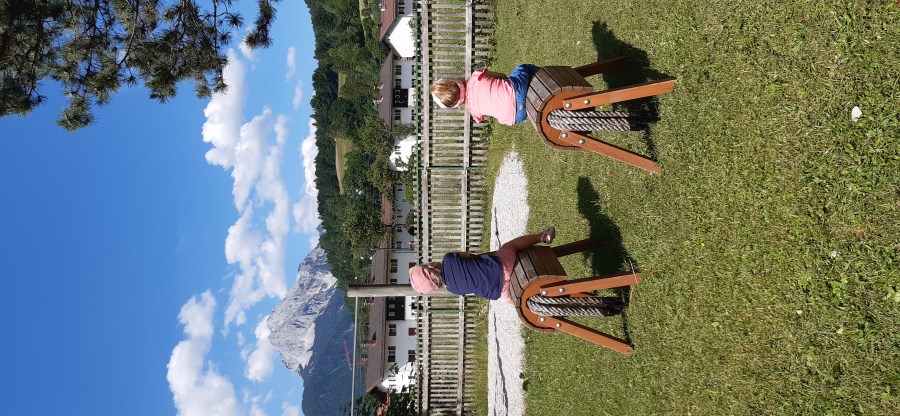 Zwei Kinder auf einem Holzpferd