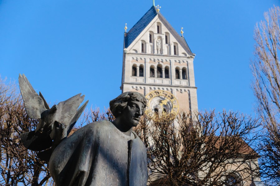 Franziskusstatue vor Pfarrkirche