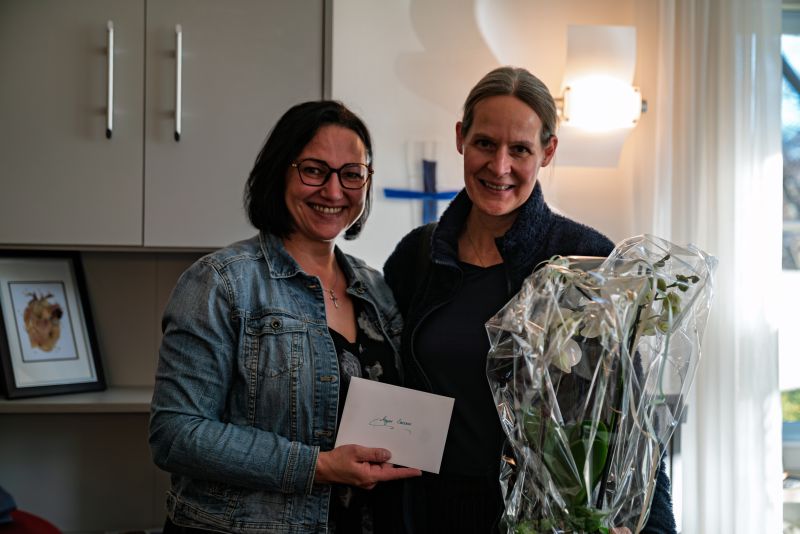 Frau Mayer wird von Frau Baranyi für 10 Jahre Betriebszugehörigkeit geehrt