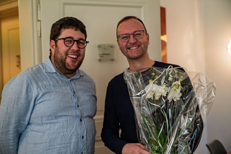 Herr Kundinger wird von Herrn Stoeber für 10 Jahre Betriebszugehörigkeit geehrt