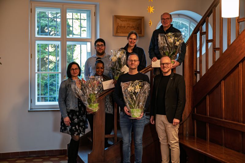 Gruppenbild aller Geehrten mit Pfarrer Emslander sowie den Verwaltungsleitungen Frau Baranyi und Herr Stoeber