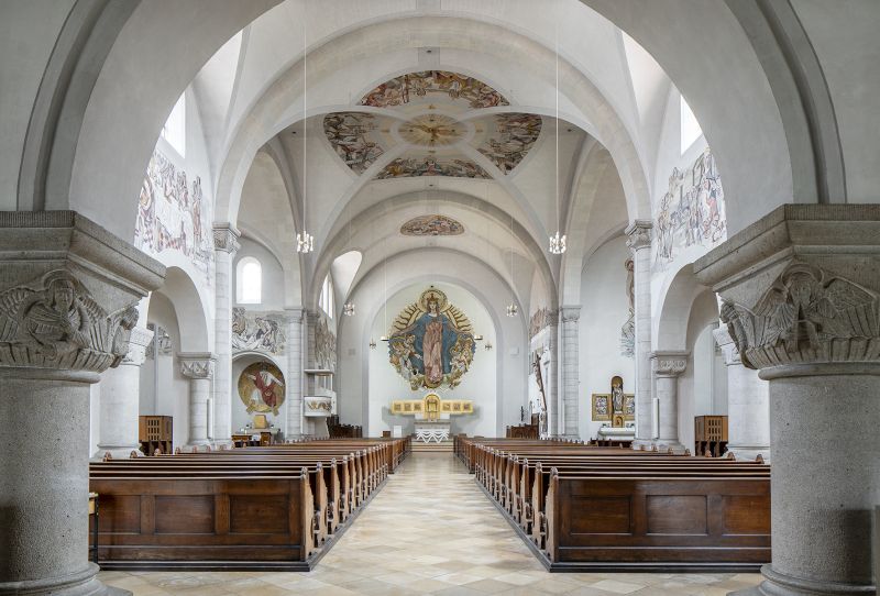 Neuer Altar vom Kirchenportal aus gesehen