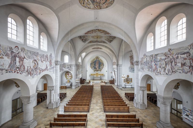Neuer Altar von der Empore aus gesehen