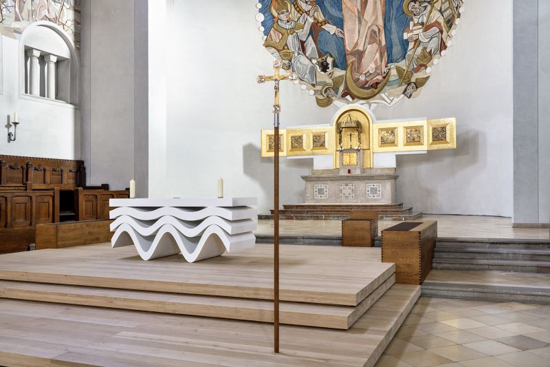 Neuer Altar von schräg vorne