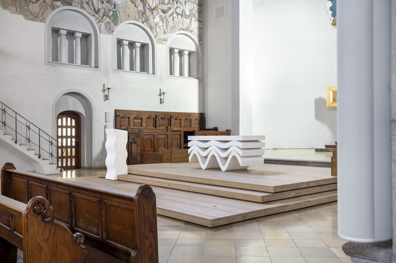 Neuer Altar von schräg vorne