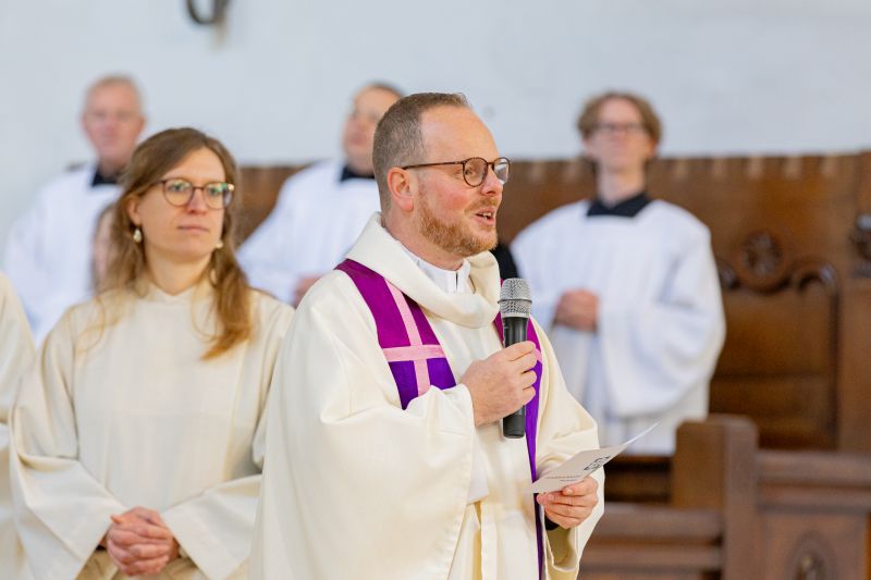 Pfarrer Emslander begrüßt Reinhard Kardinal Marx und die Gottesdienstgemeinde