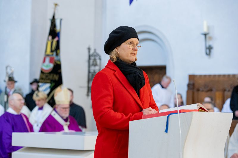Daniela Held liest die erste Lesung vom neuen Ambo