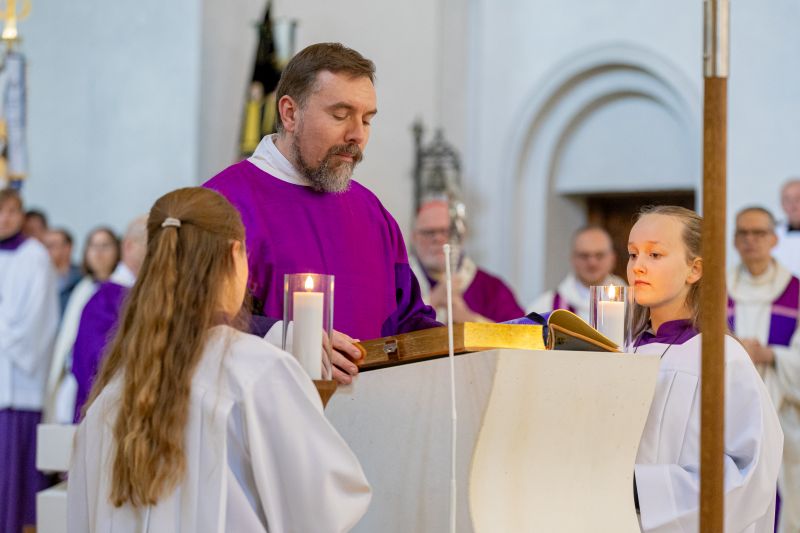 Diakon Andreas Scherrer verkündet das Evangelium vom neuen Ambo