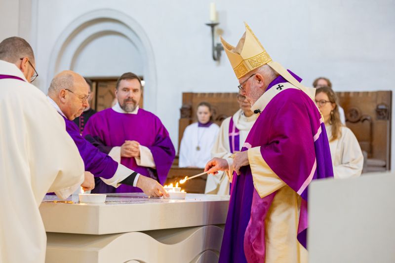 Kardinal Marx entzündet Weihrauch auf dem neuen Altar