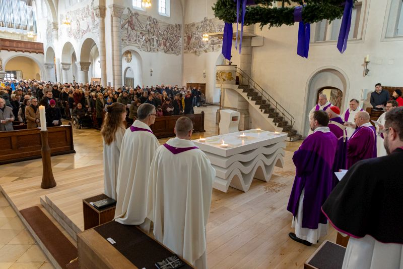 Brennender Weihrauch auf dem neuen Altar
