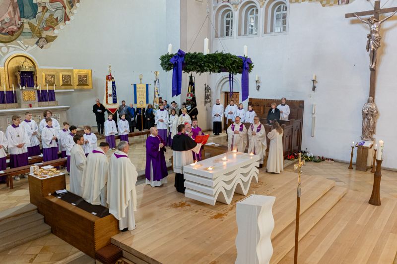 Brennender Weihrauch auf dem neuen Altar