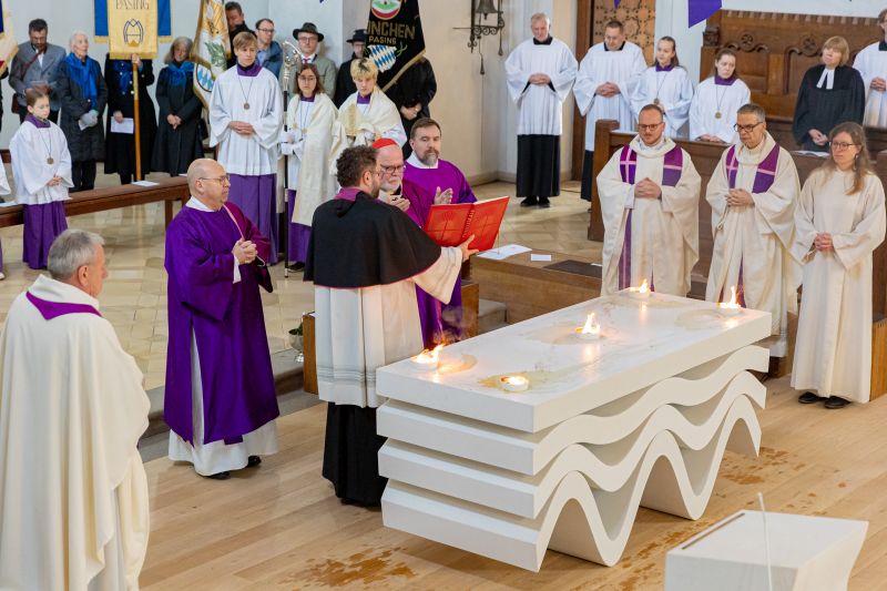 Kardinal Marx spricht das Weihegebet