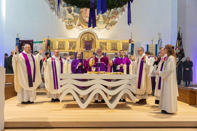 Blick auf den Altarraum mit dem gesamten liturgischen Dienst