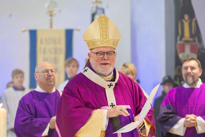 Kardinal Marx mit der Weiheurkunde
