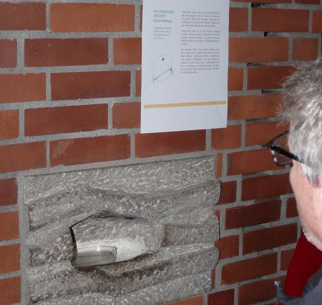 Weihwasserbecken - Ort der Hoffnung