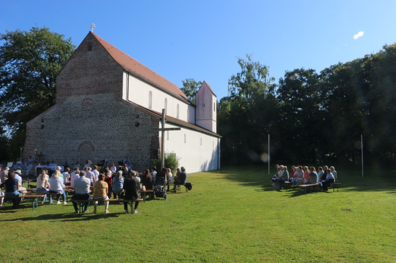 Gottesdienst im Sonnenschein