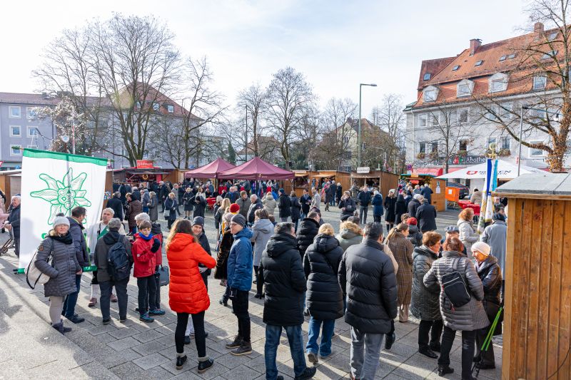 Blick auf den Pasinger Christkindlmarkt nach der Altarweihe