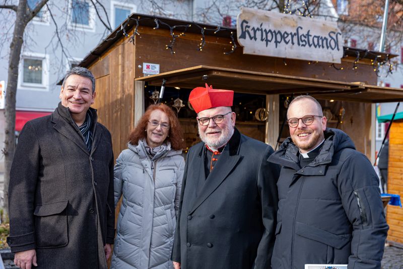 Gruppenfoto vor dem Krippenstand