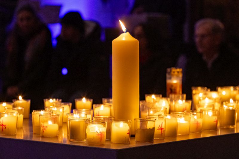 Brennende Kerzen auf dem Altar