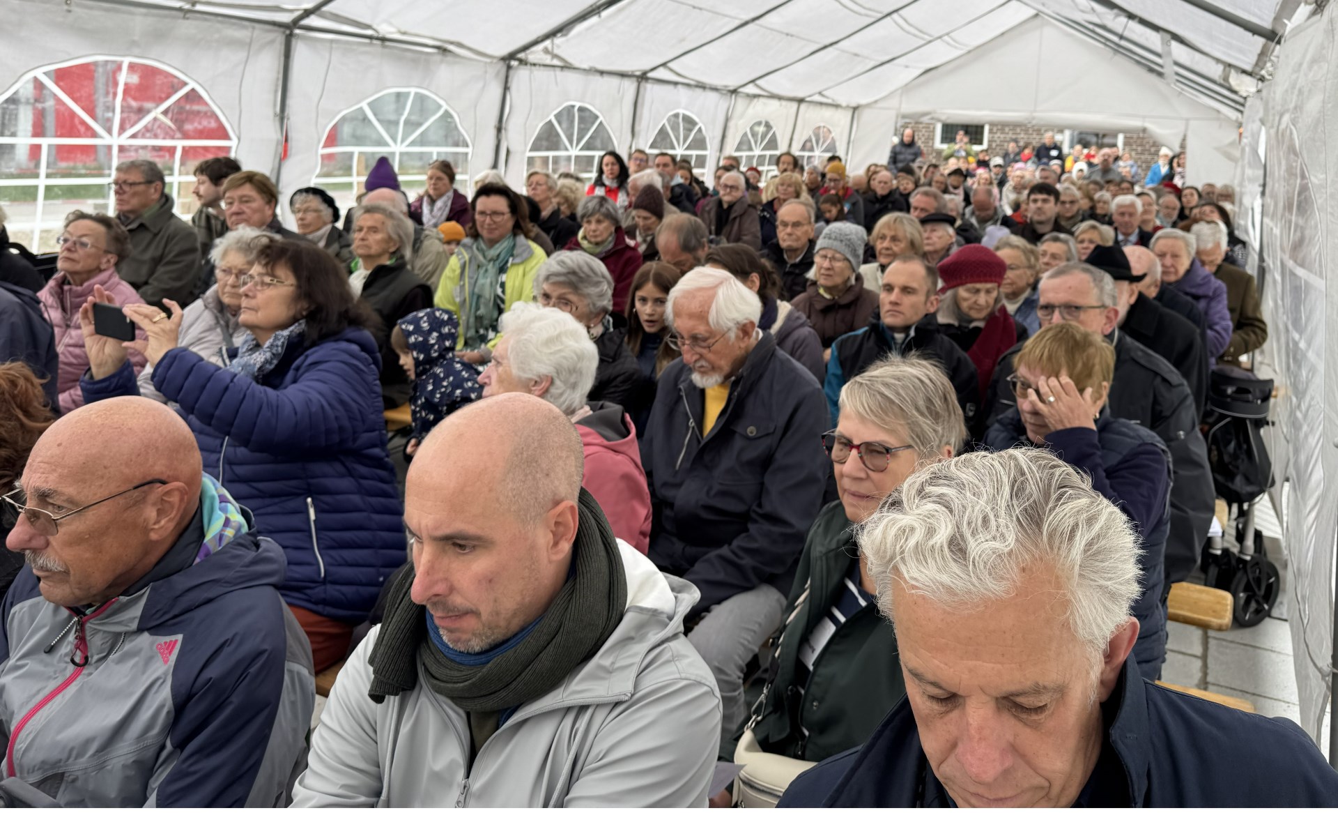 Wiederrtöffnung im Zelt