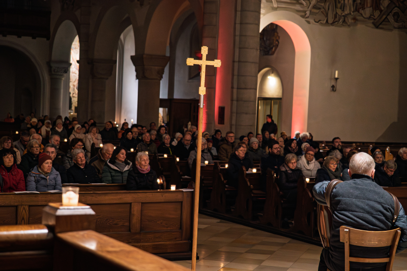 Blick in die Menge beim Pasinger Adventssingen