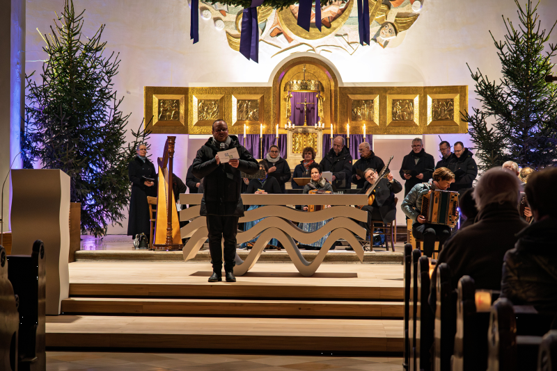 Pfarrer Emslander spricht vor dem Altar