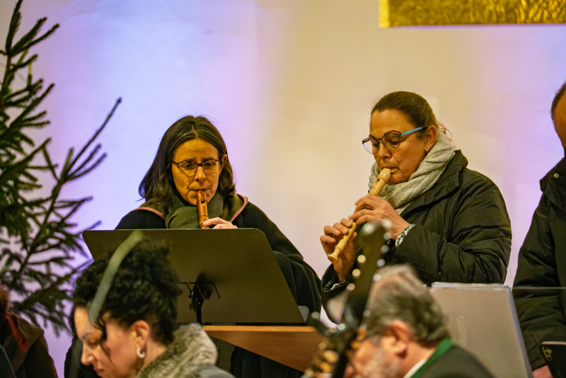 Judith Eder und Maria Gerstner mit den Blockflöten beim Pasinger Adventssingen