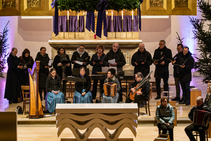 Alle Mitwirkenden des Pasinger Adventssingens