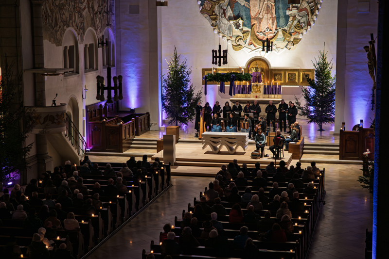 Blick in die Kirche beim Pasinger Adventssingen