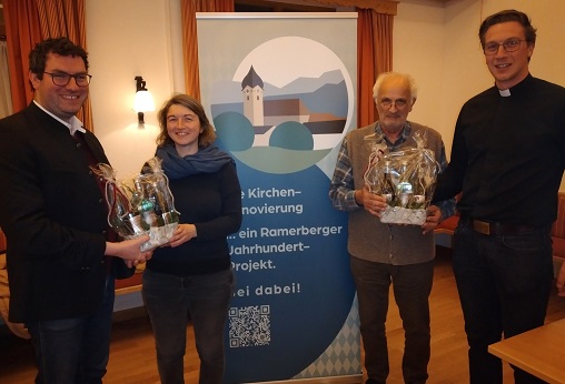 Infoabend Gruppenbild mit Dankgeschenk