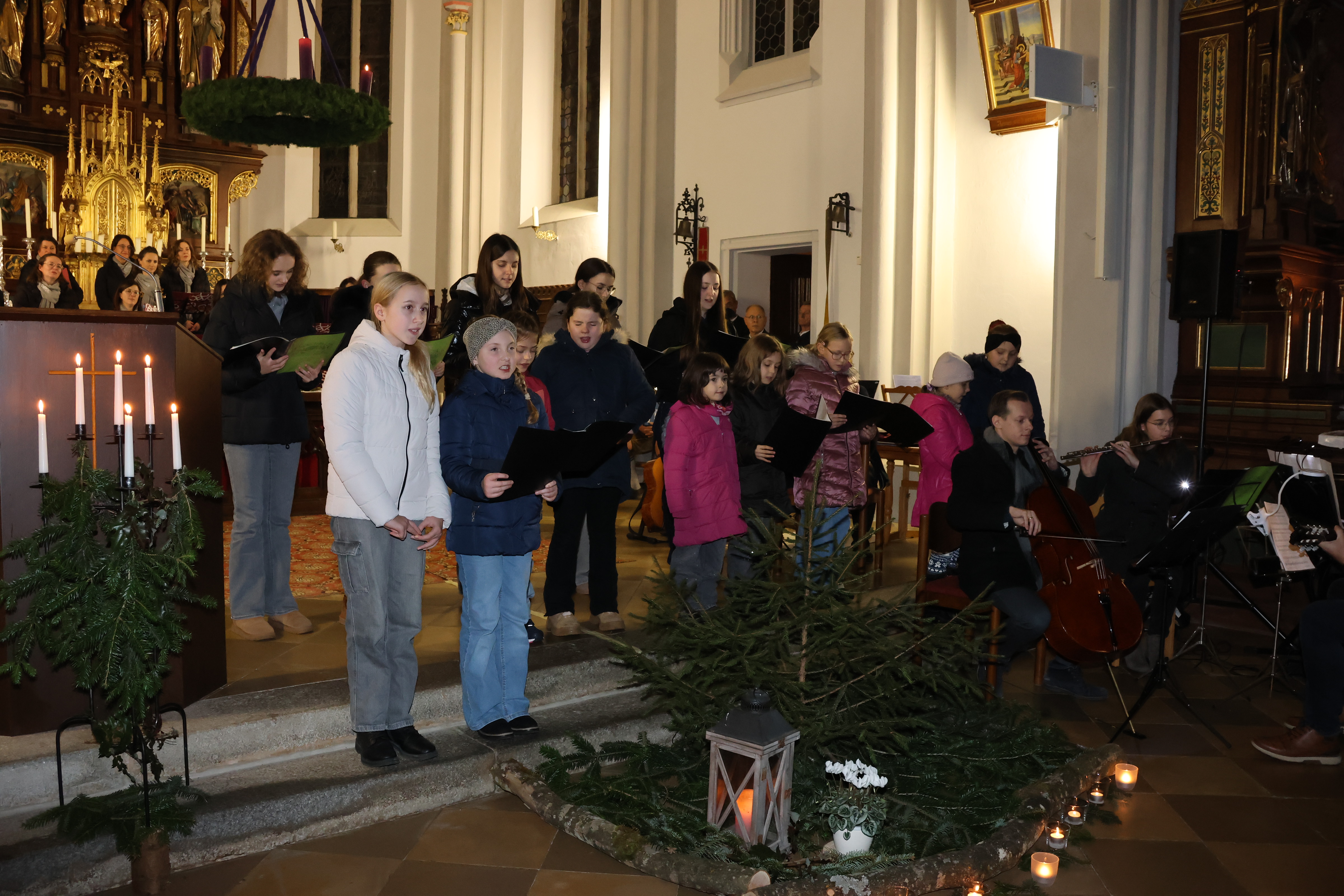 Adventssingen 2025 Gruppen Volltreffer und Voices