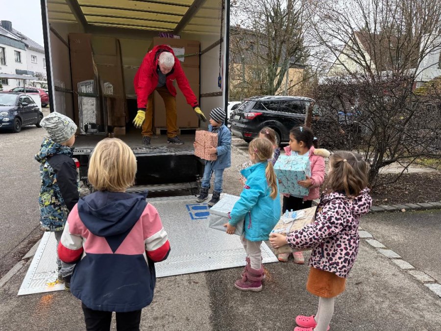 Kinder bringen die Pakete zum LKW