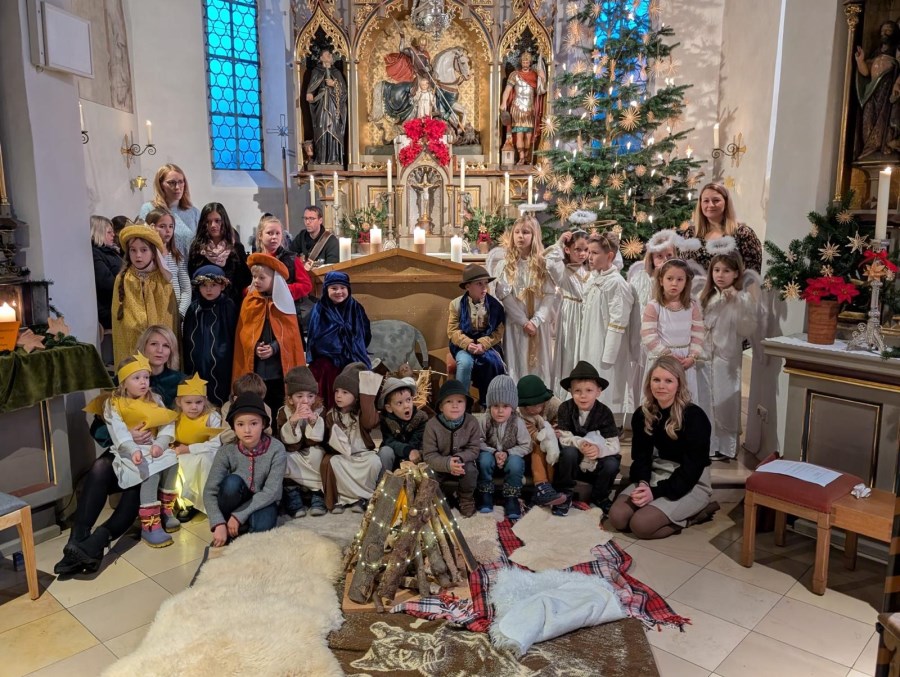 Links unten Alexandra Krauspe, darüber Barbara Vitt, in der Mitte Tobias Maurer, rechts oben Kathrin Schober, darunter Lisa Schneider zusammen mit ihren Krippenkindern.