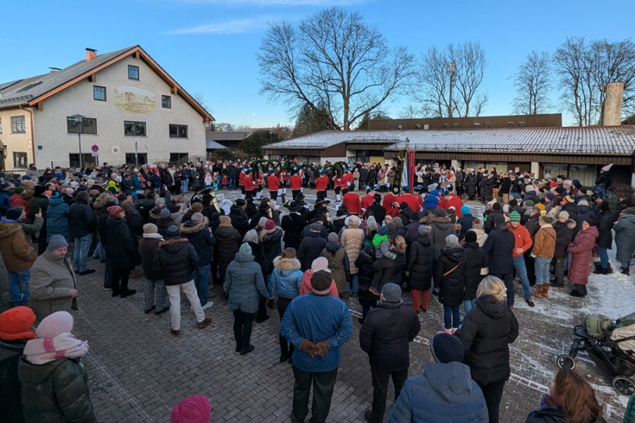 Eröffnungstanz 2026 auf dem Platz vor dem Pfarrheim
