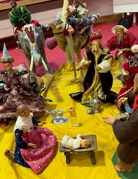 Die heiligen drei Könige mit ihren Gaben bei der heiligen Familie im Stall