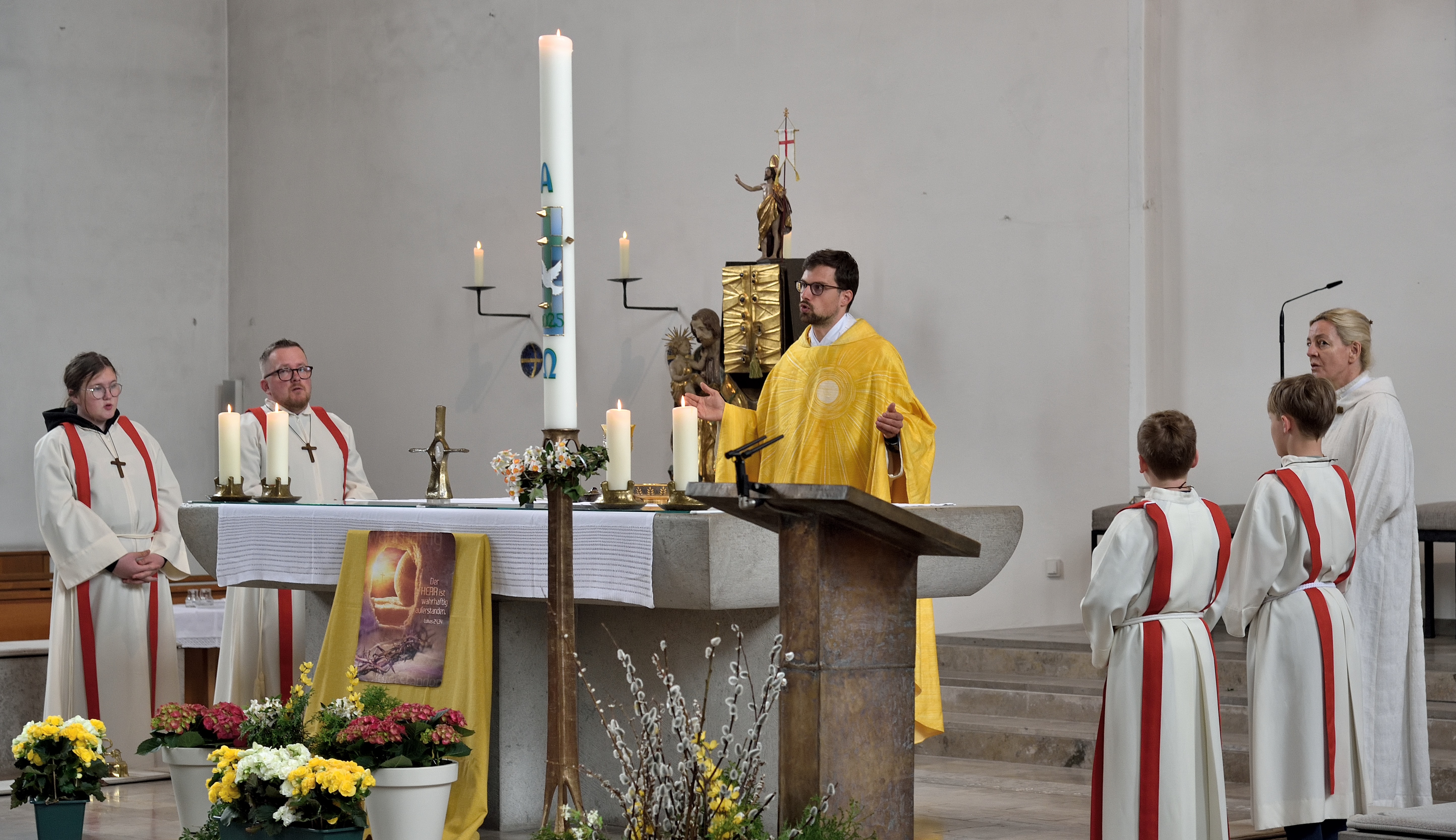 Pfarrvikar Schmitt bei der Predigt