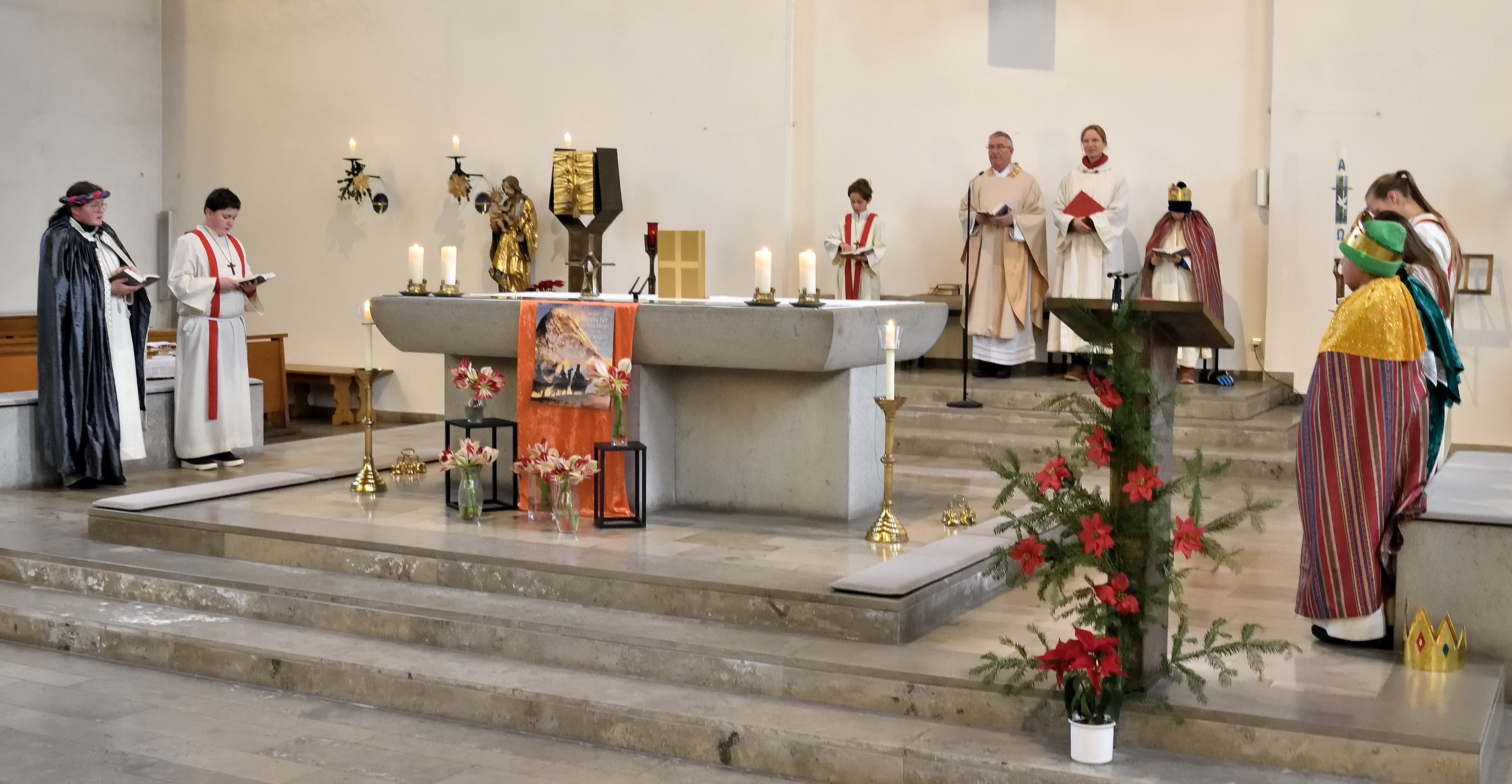 Pfarrer Baumgartner führt durch den Gottesdienst