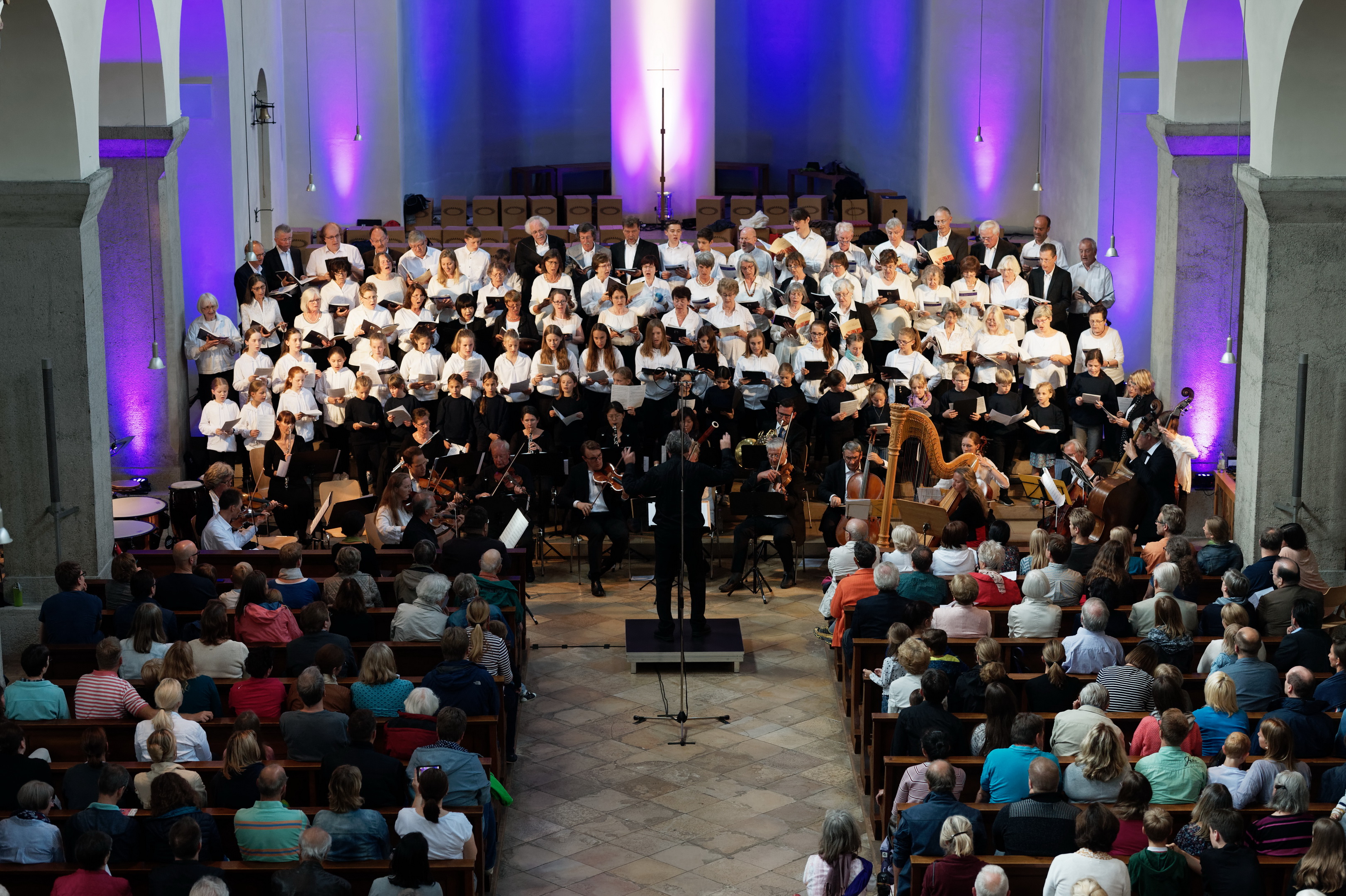 Kirchenchor und Jugendchor in der Pfarrkirche mit Orchester