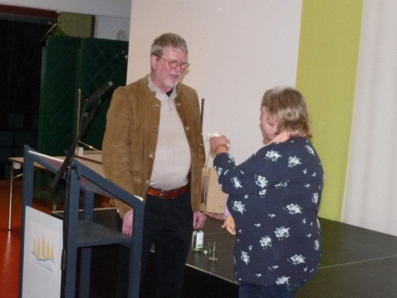 Vorsitzende des Kreiskatholikenrats übergibt Marcel Huber ein Geschenk