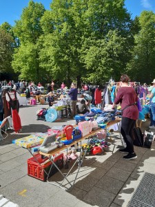 Bild vom Flohmarkt vor der Pfarrkirche St. Martin