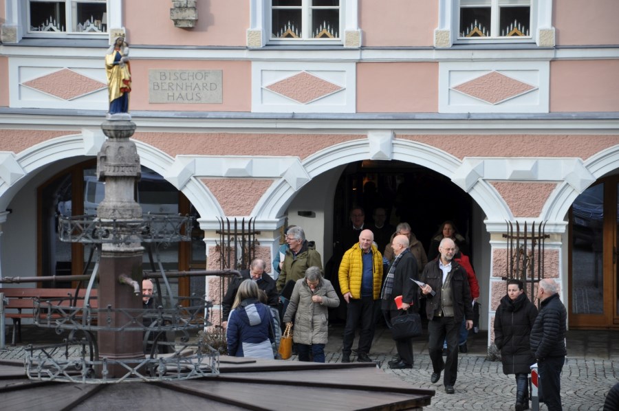 die Teilnehmer gehen zur Vesper