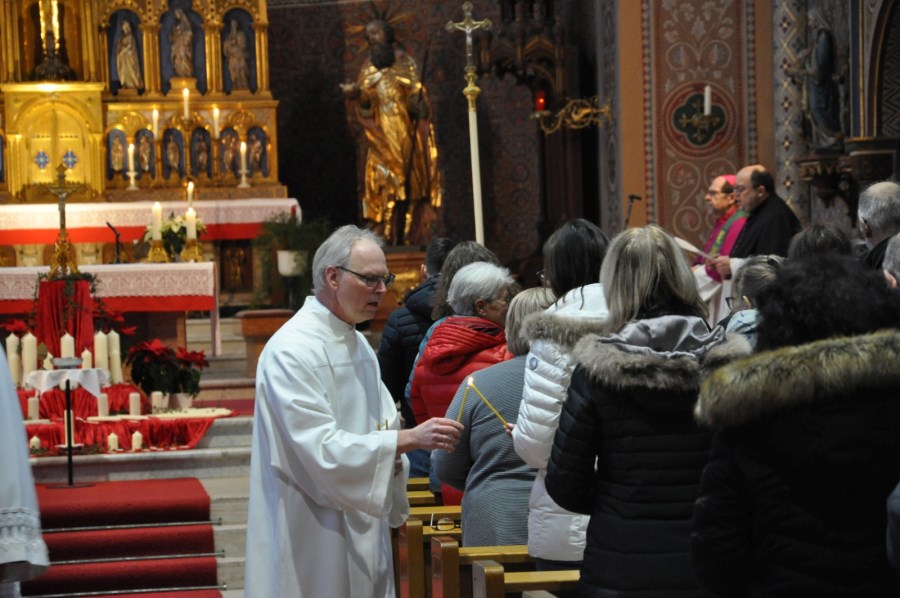 Kerzen der Gottesdienstbesucher werden angezündet