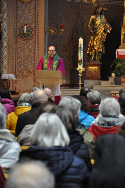Weihbischof Bischof bei der Predigt
