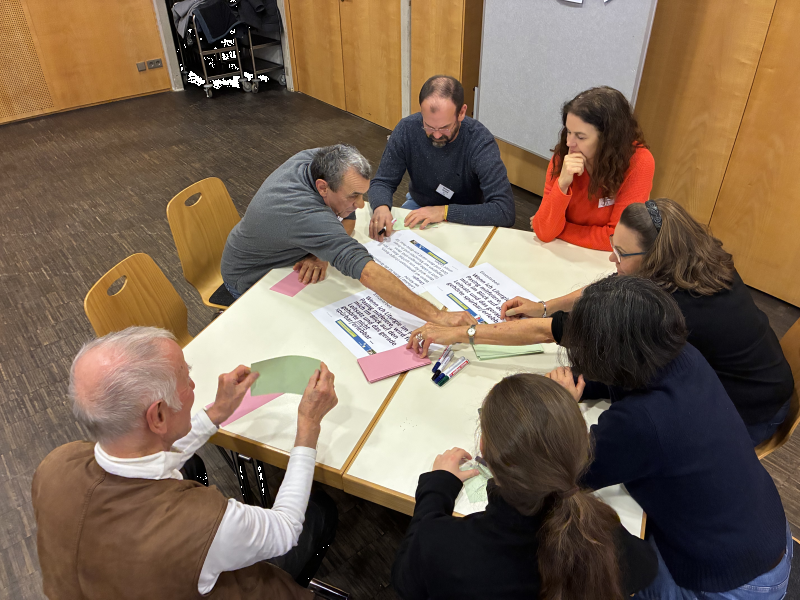 Einzelarbeit an Gruppentischen