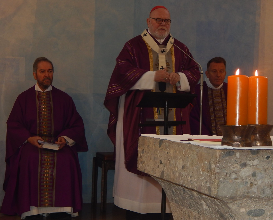 Kardinal Marx und Pfarrer Hans Speckbacher bei der Begrüßung zum Festgottesdienst