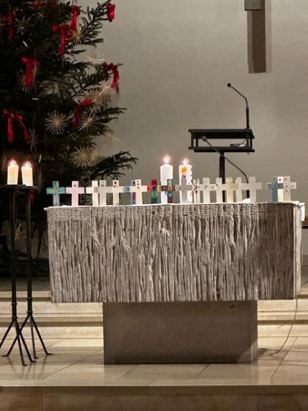 Erstkommunion Altar mit Kreuzen